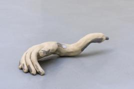 Foto: Barbara Kapusta, Hand, 2018, clay, platinum luster, polished waxed steel, rubber, 41 cm x 18 cm x 12 cm, Photo: Simon Veres, Courtesy Gianni Manhattan + Künstlerin