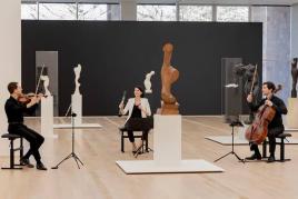 Proben zu «Sound of Sculpture» mit dem Sinfonieorchester Basel in der Ausstellung «Rodin / Arp», Fondation Beyeler, Riehen/Basel, 2021; © 2021, ProLitteris, Zürich; Foto: Pati Grabowicz