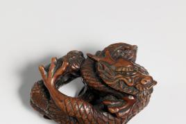 Großes Netsuke eines Drachen. Japan, 2. Hälfte 18. Jh. Buchsbaum, L 7,4 cm Ergebnis 4.750,- Euro