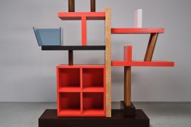 Libreria "Liana", Entwurf Ettore Sottsass, 1985, Ausführung Meccani Arredamenti, Cascina, Italien 1992, signiert: Sottsass 1992, Ku Höhe 220 cm, Breite 220 cm, Tiefe 60 cm. Nummer 4 der limitierten Edition von 10, die in Details und Farbe leicht variieren. Schätzwert € 12.000 - 18.000, Auktion 10. Mai 2021