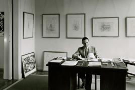 Michael Hertz am Schreibtisch, Bremen, Mai/Juni 1955, ZADIK – Zentralarchiv für deutsche und internationale Kunstmarktforschung, Köln, Bestand A13/Galerie Michael Hertz, Bremen, Foto: Rudolph Stickelmann, Bremen (Staatsarchiv Bremen) | Abb. Ausstellungsübersicht: Fernand Léger, Zweige, 1951, Farblithographie, Kunsthalle Bremen – Der Kunstverein in Bremen, © VG Bild-Kunst, Bonn 2020