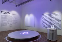 Process – Studio for Art and Design (Martin Grödl und Moritz Resl),  Tokens for Climate Care, 2021 Interaktive Laserinstallation, Österreich-Beitrag / London Design Biennale 2021, Installation view, © Process – Studio for Art and Design