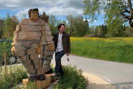 Daniel Züsli bei seiner Skulptur "Wohin?" im Schützen, Unterägeri.