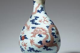 Lot 139 Drachenvase mit unterglasurblauem und kupferrotem Dekor. China, Qing-Zeit (1644 – 1911) Taxe: € 30/50.000 Ergebnis 300.000