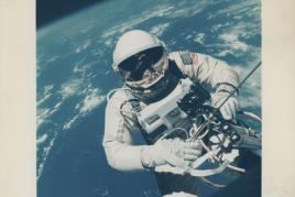 (Gemini IV), James Mcdivitt, 25: The first photograph of a human being in space: Ed White during the first American EVA, 3-7. Juni 1965, C-Print, 20,3 x 25,4 cm.