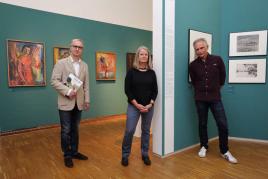 Gruppenfoto,  v. l. n. r.: Peter Peer (Leiter Neue Galerie Graz), Gudrun Danzer (Kuratorin) und Günther Holler-Schuster (Kurator), Foto: Universalmuseum Joanneum/J.J. Kucek