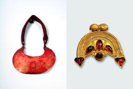 Halsschmuck »Kina« Perlmutt mit Rotholzpulver, Textil Mendi, Papua Neuguinea, 20. Jh. Sammlung Eva und Peter Herion im Schmuckmuseum Pforzheim Foto Petra Jaschke; Lunula-Anhänger Gold, Granat Nabatäisch-hellenistisch, 2. bis 1. Jh. v. Chr. Schmuckmuseum Pforzheim Schenkung von ISSP Foto Nick Bürgin