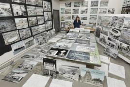 Ellen Harvey in ihrem Studio mit Arbeiten aus der Serie The Disappointed Tourist (in Arbeit), 2020, Foto: Etienne Frossard