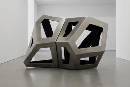 Richard Deacon, Fourfold Way CD Modell, 2021, stainless steel, 160 x 145 x 240 cm | 63 x 57 x 94 1/2 in (above).