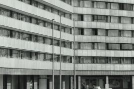 Eingangsbereich ehemalige SED-Bezirksleitung, Brückenstraße (heute Sächsische Immobilien und Baumanagement) mit Fahnenplastik von Ralph Siebenborn, 1977–1980, Gesamtentwurf Karl Clauss Dietel, 1977–1980