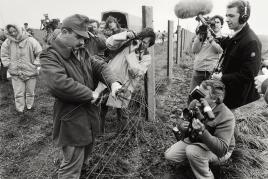 Hegyeshalom, Fall des Eisernen Vorhangs, ungarische Soldaten entfernen den Stacheldrahtzaun, 2. Mai 1989 (Foto: Erich Janzso / Quelle: Burgenländisches Landesarchiv, BF‐ Fotosammlung)