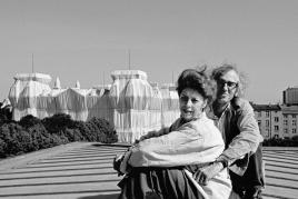 Christo und Jeanne-Claude vor dem Wrapped Reichstag, Berlin 1995 © Christo and Jeanne-Claude Foundation / VG Bild-Kunst, Bonn, 2022 Foto: Wolfgang Volz