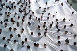 “Divisor” (“Divider”) - 1968. Performance at Museu de Arte Moderna, Rio de Janeiro, 1990 © Projeto  Lygia Pape