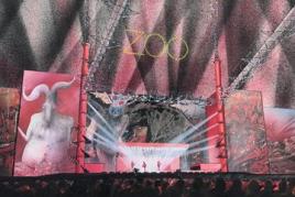 Mark Fisher. Perspektive für das Bühnenbild der weltweiten Tour „Zoo TV“ der Rockband U2, 1992, Tusche, Gouache, Airbrush und Collage auf Papierm 565 × 760 mm © Mark Fisher Collection © Stufish entertainment Architects & Cristina Garcia