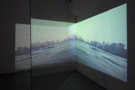 Haubitz + Zoche  High Tide, 2014/15  1-Kanal-Videoinstallation, Farbe, Ton, Loop, 4 Min., Sonnenschutzglas, Installationsansicht Erworben 2015 als Programmankauf, Bayerische Staatsgemäldesammlungen, München  © Stefanie Zoche