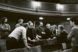 Heiner Müller: Der Lohndrücker, Berlin, Deutsches Theater, 1988. Regieteam mit technischen Mitarbeitenden, in der Mitte Heiner Müller und Erich Wonder, Akademie der Künste, Berlin, Erich-Wonder-Archiv, Foto © Sibylle Bergemann – Ostkreuz