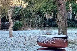 Erleben Sie in unserem Garten wie der Winter Skulpturen in Szene setzt Hier sehen Sie Werke von Frank Teufel » (hinten links), Clemens Hutter » (vorne rechts)