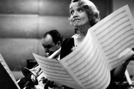 Marlene Dietrich im Aufnahmestudio von Columbia Records, New York City, 1952 © Eve Arnold / Magnum Photos, courtesy OstLicht. Galerie für Fotografie