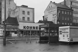 Michael Schmidt: Müller-Ecke Seestraße, aus Berlin-Wedding, 1976-1978 Silbergelatine (Stiftung für Fotografie und Medienkunst mit Archiv Michael Schmidt © Stiftung für Fotografie und Medienkunst mit Archiv Michael Schmidt)