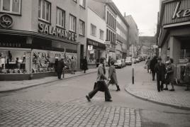 Straßenkreuzung Lüneburger Str. –Deichhausweg in Richtung Rathaus, 1975 (c) Stadtmuseum Harburg