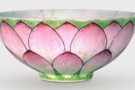 Abb.: Schale mit Dekor einer Lotosblüte, Qing-Dynastie, Yongzheng-Ära (1723–35), Porzellan glasiert, Aufglasurfarben der famille rose, H 5,4 cm, D 11,8 cm, MKG, Foto: Jörg Arend