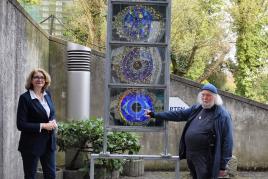 Museumsleiterin Luzia Schlösser und Glaskünstler Uwe Fossemer mit der Stele "Kreuzigung der Erde".