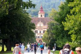 Schloss Eggenberg mit Besucher*innen, Foto: Harry Schiffer