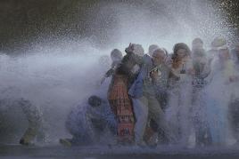 Bill Viola, The Raft, 2004, Video (Farbe, Ton), 10 Min, Courtesy of Bill Viola Studio, © Bill Viola