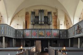 Blick zur Empore mit der Orgel in der Dorfkirche in Poseritz * Foto: Marie-Luise Preiss/Deutsche Stiftung Denkmalschutz