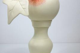 Tina Hainschwang, Classic Anus Vase, 2021, Gießmasse, Acryl und Kalkfarbe, 30 x 20 x 11 cm, courtesy of the artist