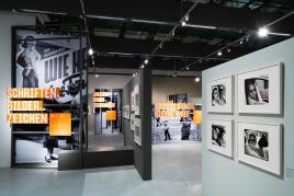 Augenblick! Straßenfotografie in Wien, Ausstellungsansicht, 2022, Wien Museum MUSA, Foto: timtom