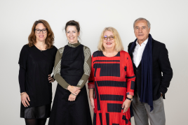 Vergabe des Dagmar Chobot Skulpturenpreis 2022 am 20. Oktober 2022 im Leopold Museum Wien: v.l.n.r. Heike Eipeldauer, Jurymitglied, Laudatorin und Kuratorin mumok Wien, Judith Fegerl, Preisträgerin Dagmar Chobot Skulpturenpreis 2022, Dagmar Chobot, Preisstifterin und Juryvorsitzende, Edelbert Köb Jurymitglied - mumok Wien, ehemaliger Direktor, Foto: Eva Kelety, © Dagmar Chobot Skulpturenpreis | © Bildrecht, Wien 2022