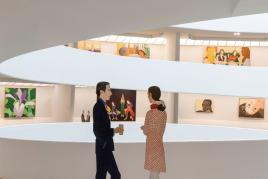 Installation view, Alex Katz: Gathering, Solomon R. Guggenheim Museum, October 21, 2022–February 20, 2023. Photo: Ariel Ione Williams and Midge Wattles © Solomon R. Guggenheim Foundation, New York.