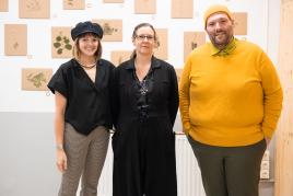 Das Team der Ausstellung "CommuniTEA/ Herbarium Sandleiten":  (v.l.): Charlotte Schneider, AMÚR WIEN/Renate Burger, Karl Michael Drohsel  Foto-Credit: eSeL, Abdruck honorarfrei bei Namensnennung.