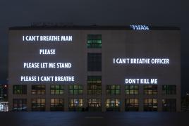 Jenny Holzer (*1950) IN MEMORIAM, 2020 Hamburger Kunsthalle, Hamburg Lichtprojektion Text: Transkription der letzten Worte von George Floyd;  115 Namen von Schwarzen, die ihr Leben durch Polizeigewalt  und/oder andere Formen rassistischer Gewalt verloren haben © 2022 Jenny Holzer, member Artists Rights Society (ARS), NY / VG Bild-Kunst, Bonn 2022 Foto: Christoph Irrgang