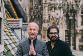 Dompfarrer Toni Faber und Maler-Star Enrique Fuentes auf dem Dach des Wiener Stephansdom © Jenni Koller