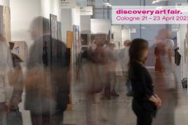 Besucher betrachten zeitgenössische Kunst auf der internationalen Kunstmesse Discovery Art Fair in Köln