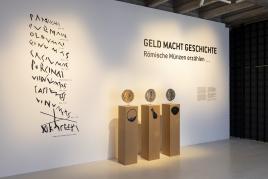 Der Eingangsbereich zur Ausstellung „geld macht geschichte“ im Zeughaus. © Maria Kirchner