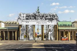 JR (geb. in Frankreich, 1983) Giants, Brandenburg Gate, September 27th 2018, 01:14 p.m. © JR / Iris Hesse / Ullstein Bild / Roger-Viollet, Berlin, Deutschland, 2018