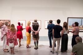 Besucher*innen in der Ausstellung „Sibylle Bergemann“, Berlinische Galerie, Foto: © Harry Schnitger