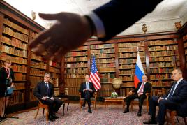 Meeting Biden Putin Reuters and pool for agencies Denis BalibouseGewinner*in Swiss Press Photo Kategorie Aktualität 2022