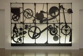 Jean Tinguely, Éloge de la folie, 1966 540 x 780 x 75 cm, Aluminiumrahmen mit Holzrädern, Draht, Gummibändern, Kugeln, Elektromotoren, alles schwarz bemalt