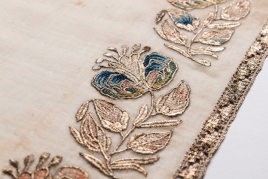 Serviette mit geöffneten Blüten (Detail), 2. Hälfte 18. Jh., Leinen, Seide, Metall-Lahn, 84,5 x 51 cm, Inv.-Nr. 14-47-5 © Museum Fünf Kontinente, Foto: Nicolai Kästner