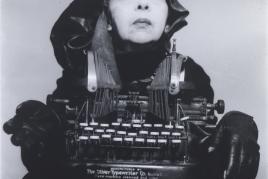 Geta Brătescu, Doamna Oliver în costum de călătorie, 1980-2012, Schwarz-Weiß-Fotografie, 38,9 x 39,5 cm, Courtesy of The Estate of Geta Brătescu, Hauser & Wirth und Ivan Gallery Bucharest, © The Estate of Geta Brătescu, Foto: Mihai Brătescu