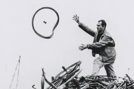 Jean Tinguely bei der Materialsuche, Paris, 1960, Foto: Unbekannt