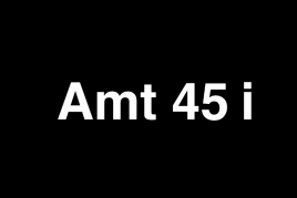 Zu sehen sind die Buchstaben „Amt 45 i“, welche in weißen Buchstaben auf einem schwarzen Hintergrund geschrieben stehen.