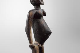 Nr. 415 097  Mossi female figure  Ouagadougou region, Burkina Faso  H 42.5 cm  Prov.: Henri Kamer, Cannes/New York; James Willis Gallery, San Francisco; Seymour Lazar, Palm Springs  Estimate: € 4,000 – 6,000  Ergebnis : € 50,400  © Hughes Dubois, Paris/Brussels