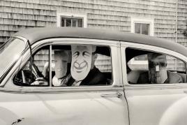 Inge Morath, Untitled, aus der Serie „Masken“ mit Saul Steinberg, USA, 1962, Silbergelatineabzug auf Barytpapier, Sammlung Museum der Moderne Salzburg, © Inge Morath / Magnum Photos