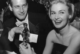 1958: American actor Joanne Woodward holds her Oscar statuette while sitting next to husband, American actor Paul Newman, during the Governor’s Ball, an Academy Awards party held at The Beverly Hilton Hotel, Beverly Hills, California. Woodward won the Best Actress Oscar for director Nunnally Johnson’s, ‘The Three Faces of Eve.’ (Photo by Darlene Hammond/Hulton Archive/Getty Images)