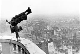 Hans Prignitz bei einem Handstand auf der St. Michaelis Kirche in Hamburg, 1948, Foto: Jürgen Schadeberg